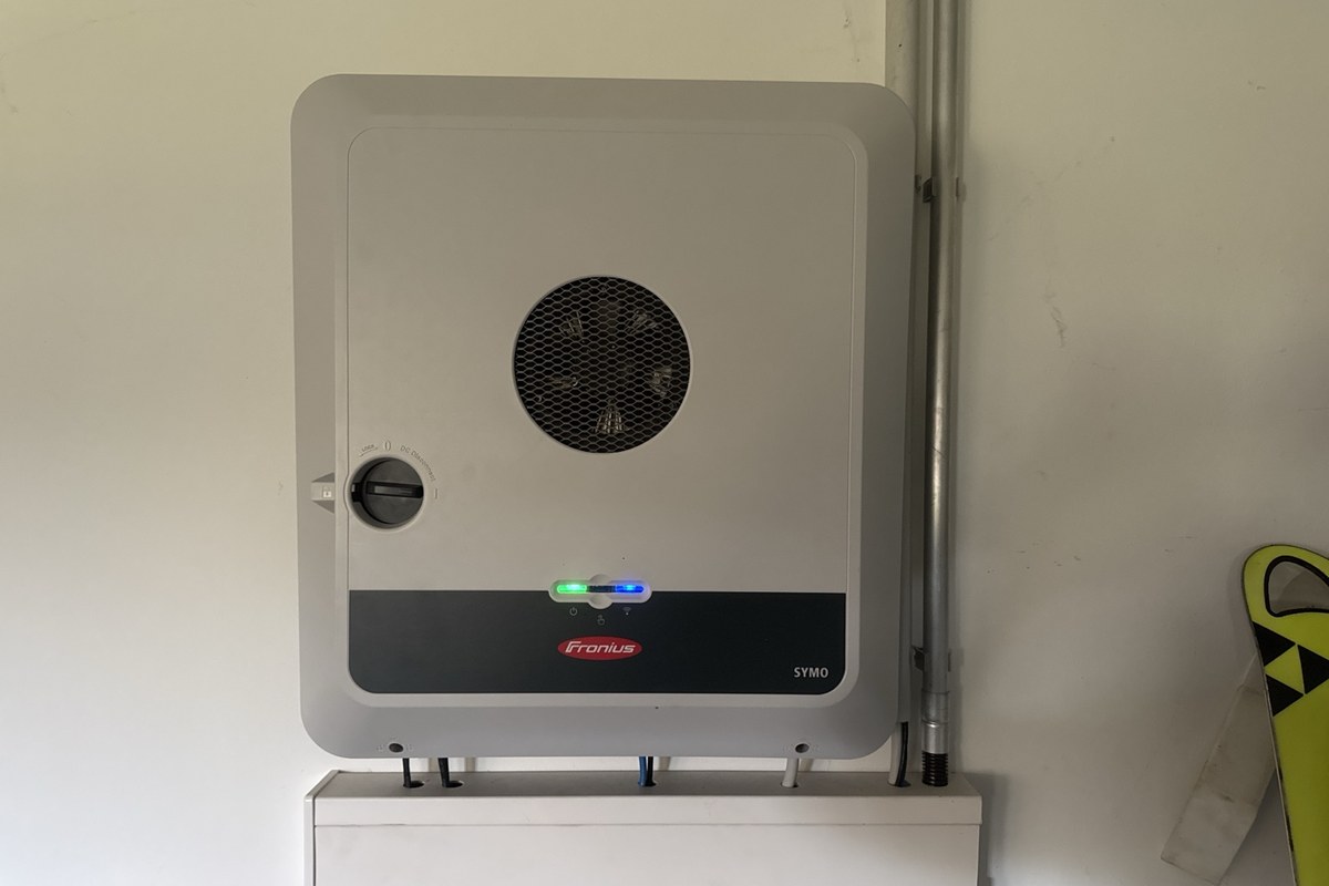 Mein Fronius GEN24 Plus Wechselrichter mit 10 kW an der Wand im Technikraum