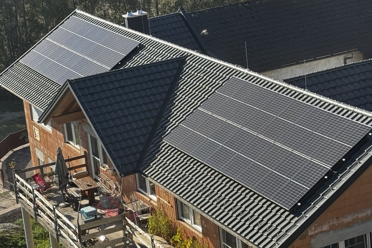Solarmodule meiner PV Anlage mit 11,8 kWp auf dem Hausdach